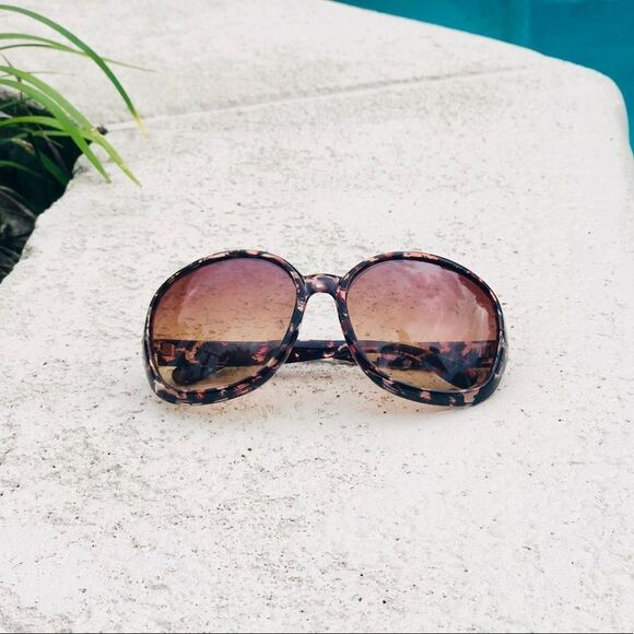 Oversized Round Tortoise Sunglasses - Picture 2 of 3